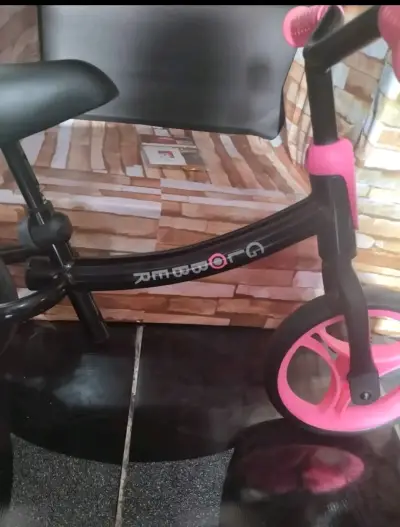 Bicicleta de equilibrio para niños color negro y rosado - miniatura 2
