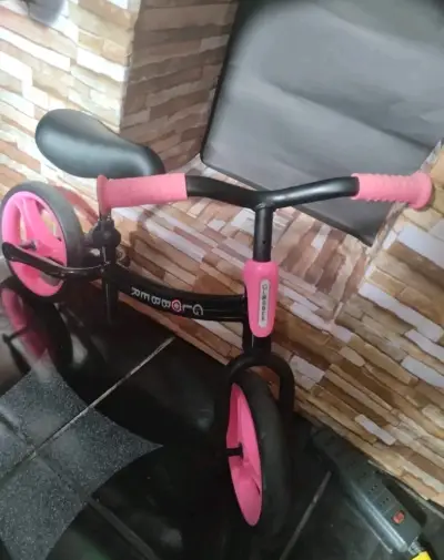 Bicicleta de equilibrio para niños color negro y rosado - miniatura 3