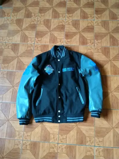 Chaqueta varsity negra y azul con bordados - miniatura 1