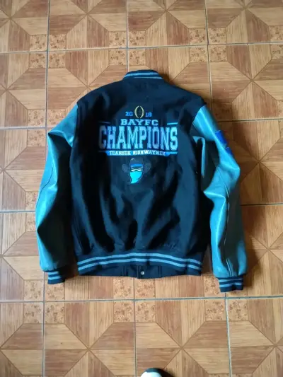 Chaqueta varsity negra y azul con bordados - miniatura 2