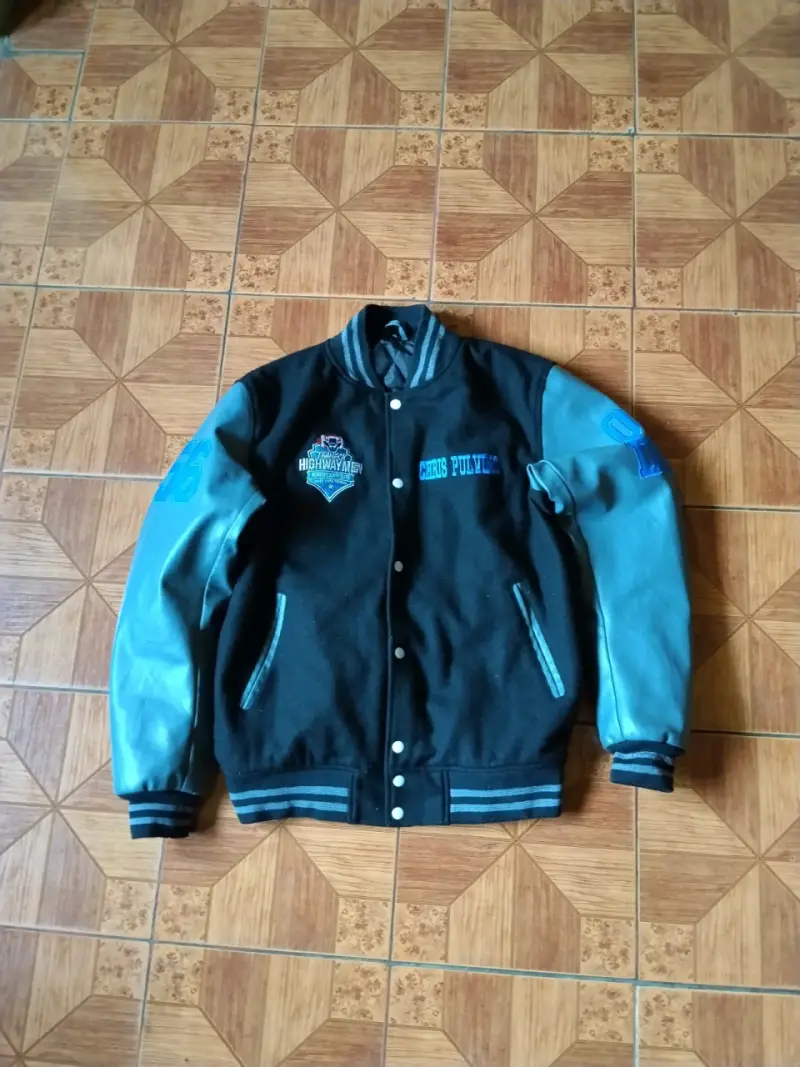 Chaqueta varsity negra y azul con bordados - 1