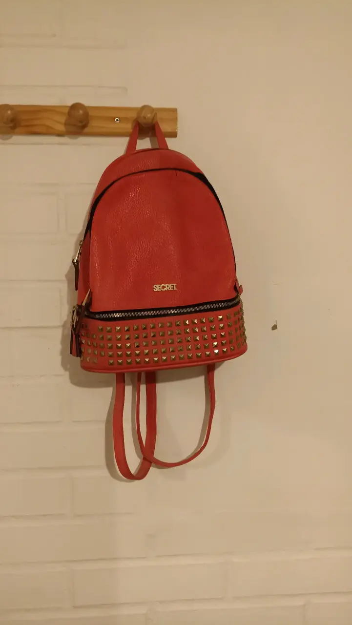 Mochila rosa con tachas Secret