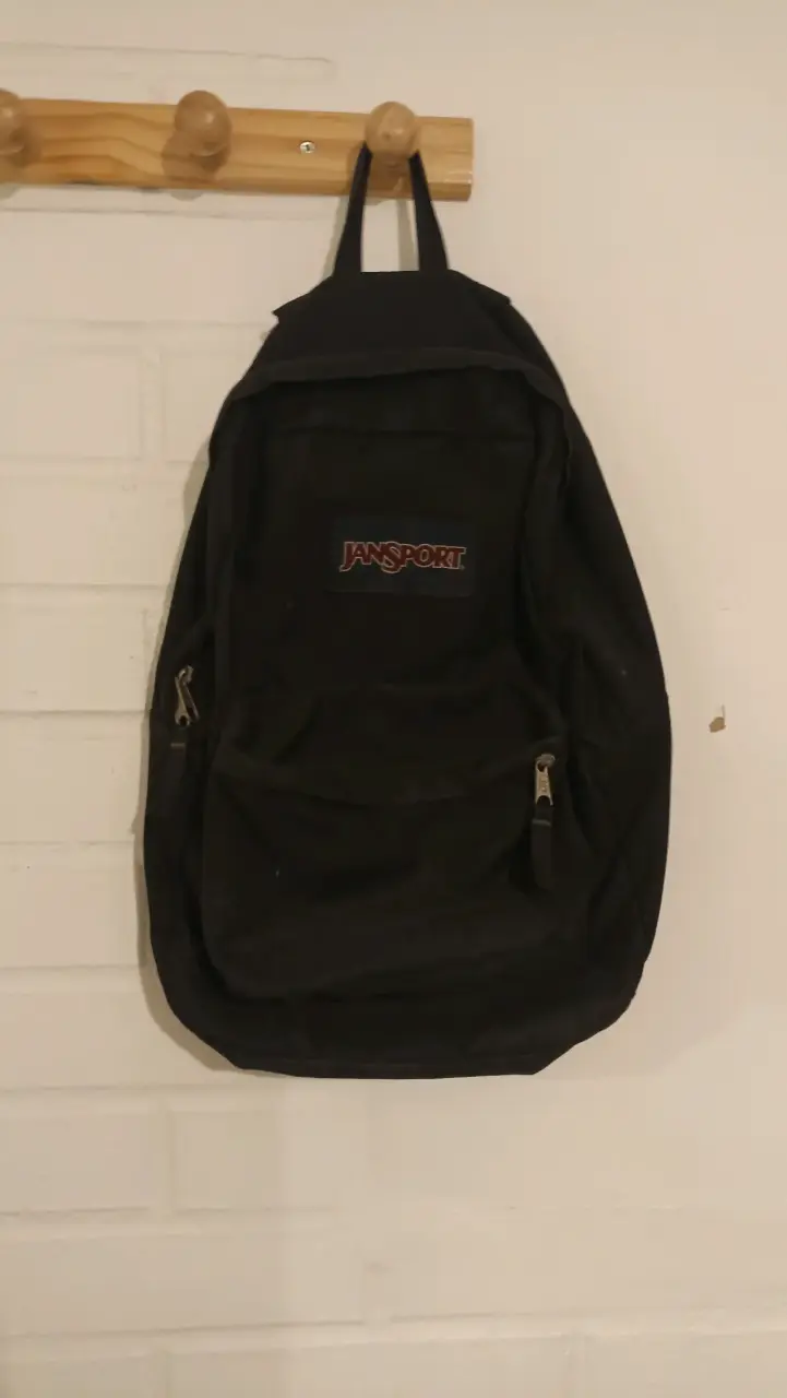 Mochila negra Jansport clásica
