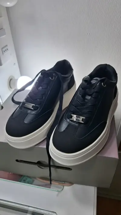 Zapatillas negras Apology con plataforma - miniatura 1