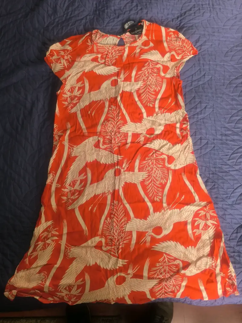 Vestido vintage rojo con estampado de grullas - 1