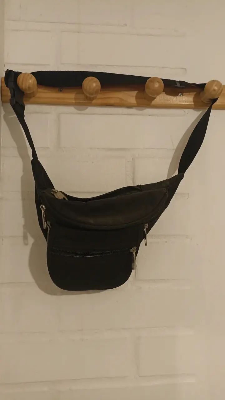 Riñonera negra con múltiples bolsillos