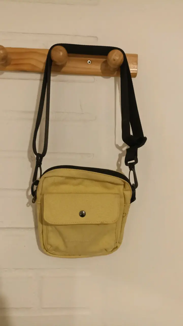 Bandolera amarilla con bolsillo frontal