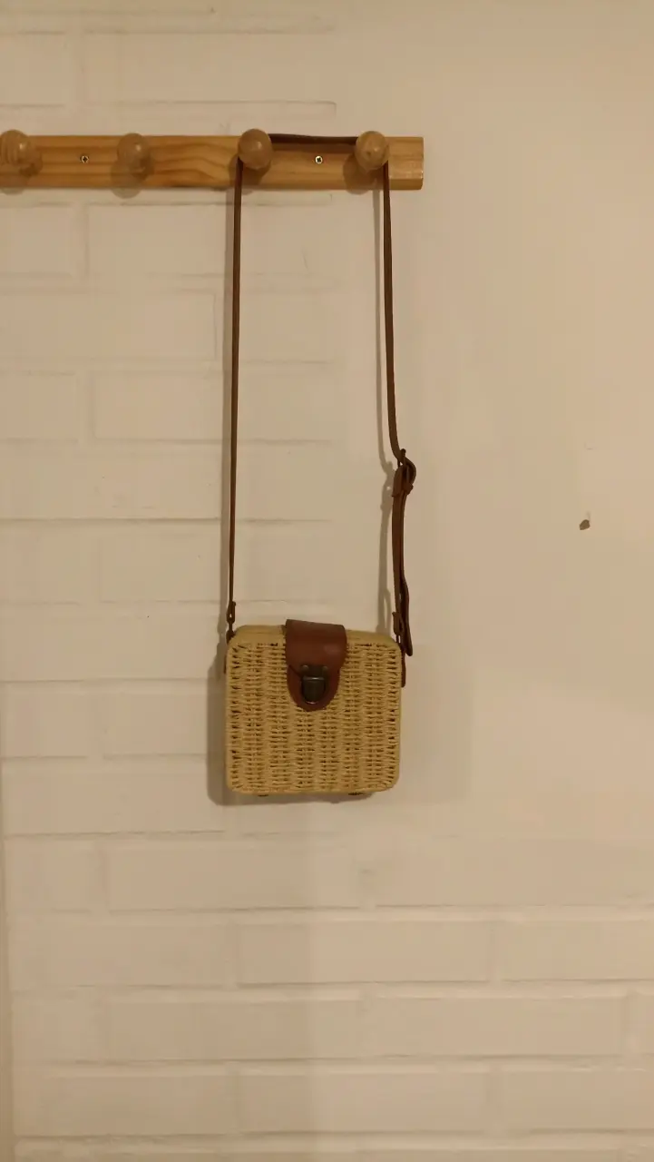 Cartera de mimbre con correa ajustable