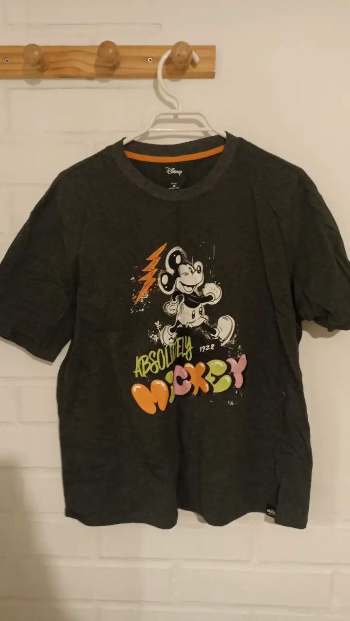Polera Disney Mickey Mouse gris oscuro