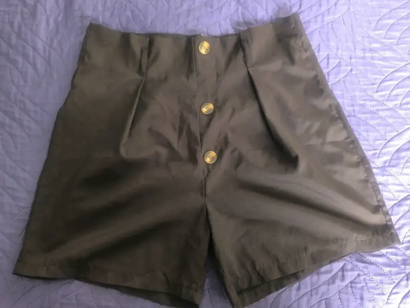 Shorts negros con botones dorados para mujer - 1