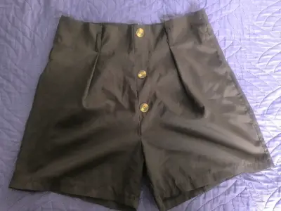 Shorts negros con botones dorados para mujer - miniatura 1