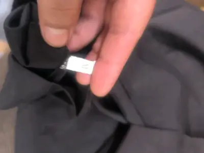 Shorts negros con botones dorados para mujer - miniatura 2