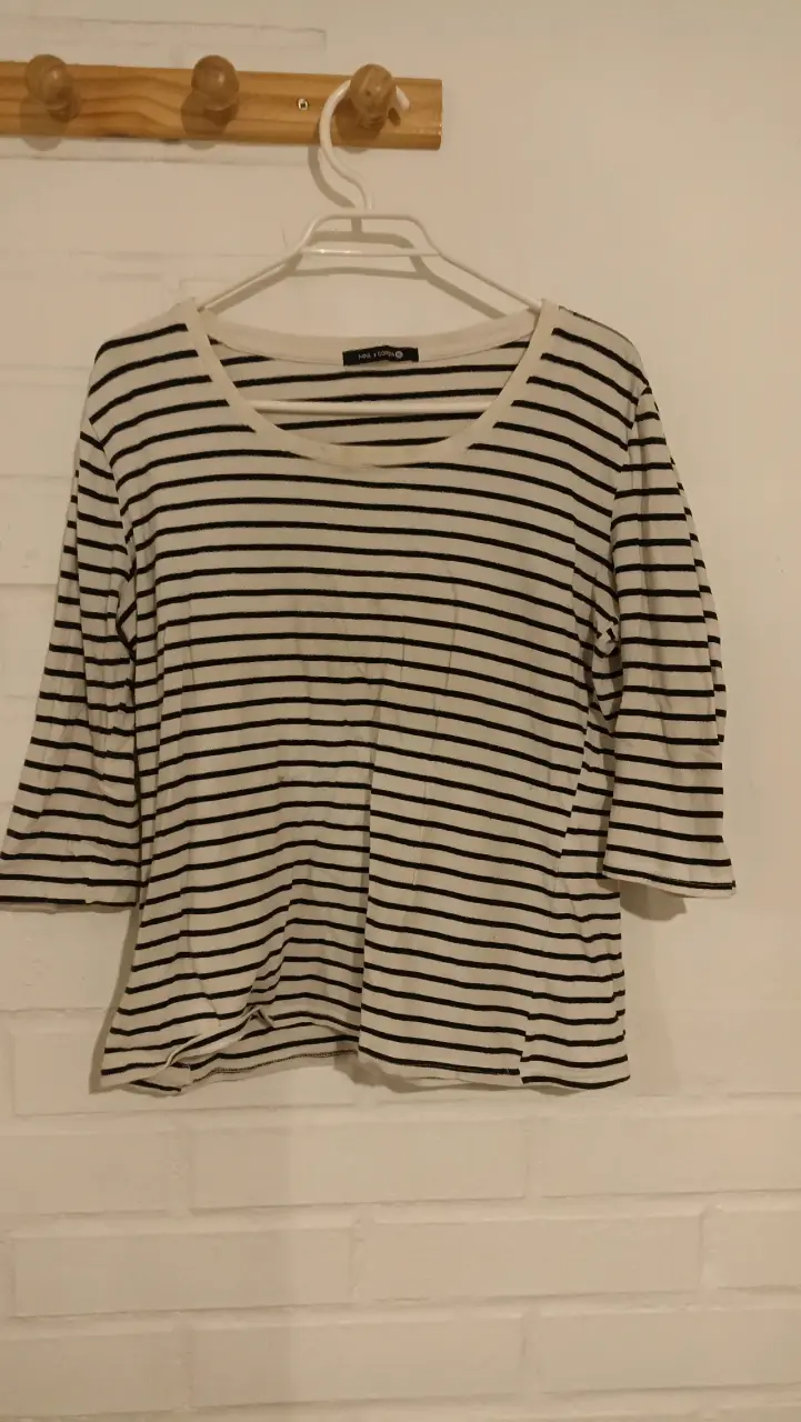Polera a rayas blancas y negras talla XL