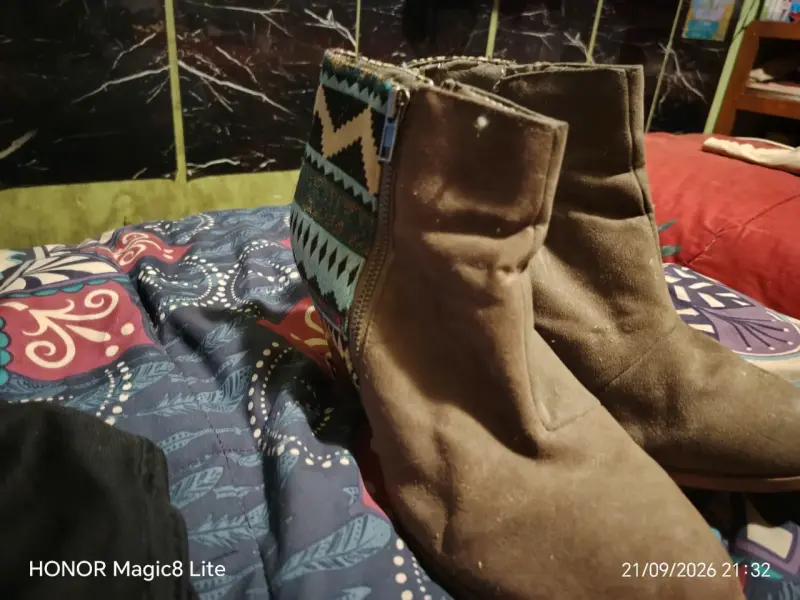 Botines de gamuza con diseño étnico - 1