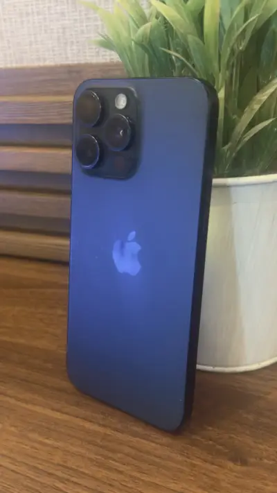 iPhone 15 Pro Max en buen estado - miniatura 1