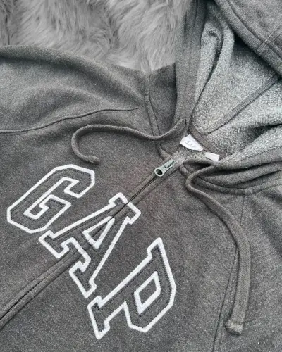Polerón con capucha GAP gris oscuro - miniatura 2