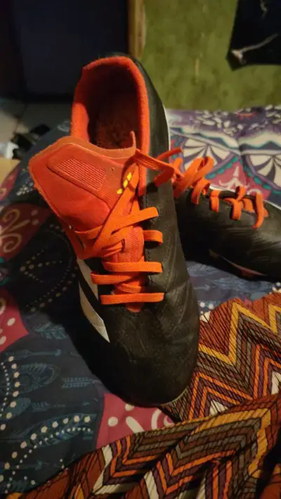 Zapatillas de fútbol Adidas Predator negras y naranjas - miniatura 1