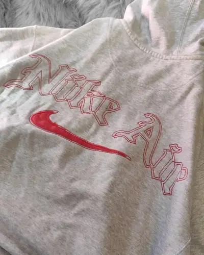 Polerón con capucha Nike Air gris y rojo - miniatura 3