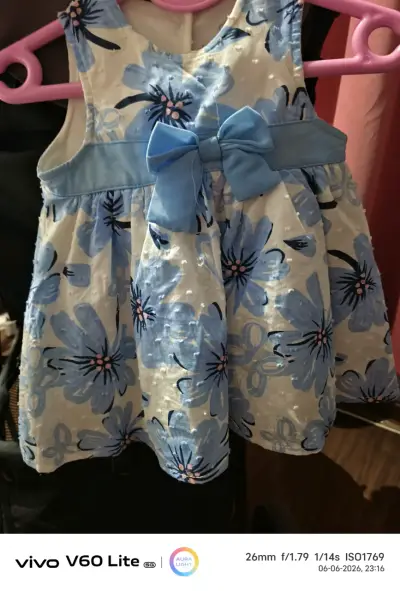 Vestido de niña con flores azules y lazo - miniatura 1