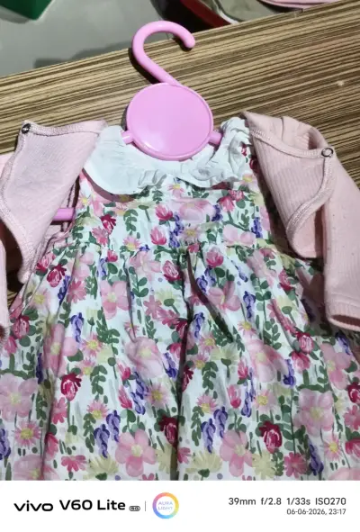 Vestido de niña con flores azules y lazo - miniatura 4