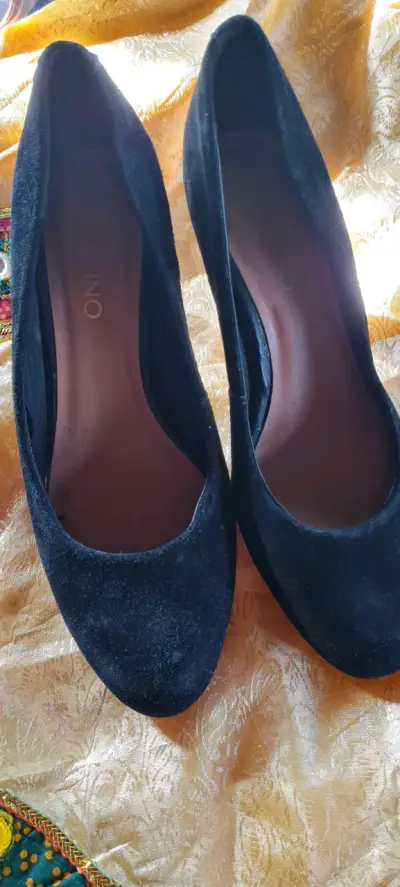 Zapatos de tacón negros de gamuza - miniatura 1