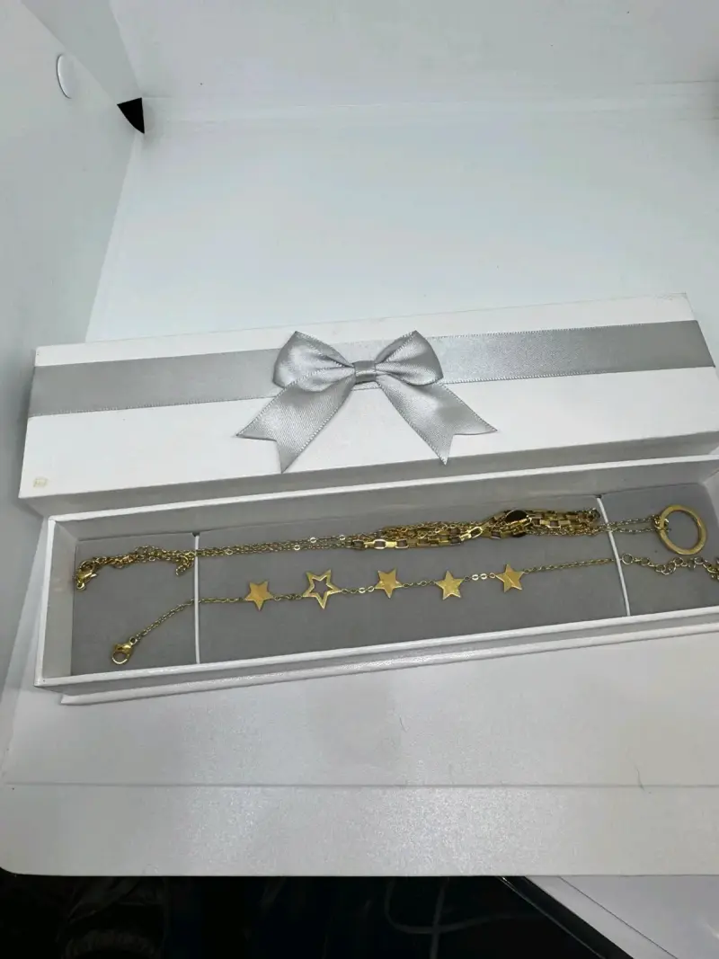 Conjunto de Collar y Pulsera Dorados con Estrellas - 1