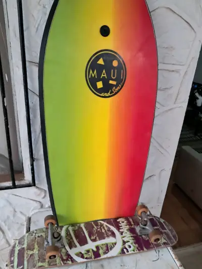 Skateboard Maui and Sons con diseño colorido - miniatura 1