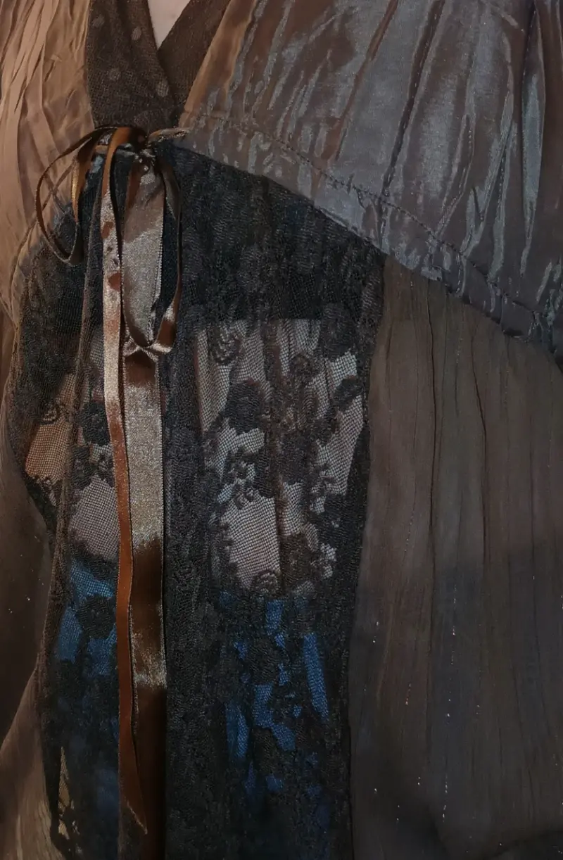 Blusa marrón con encaje y lazo decorativo - 2