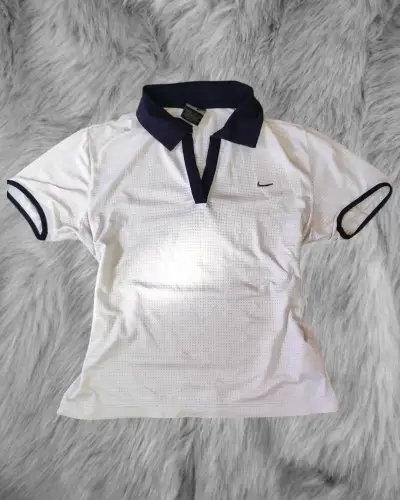 Polera deportiva blanca con cuello azul Nike - miniatura 1