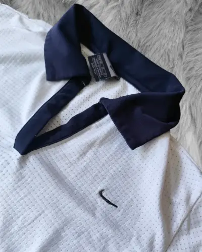Polera deportiva blanca con cuello azul Nike - miniatura 2