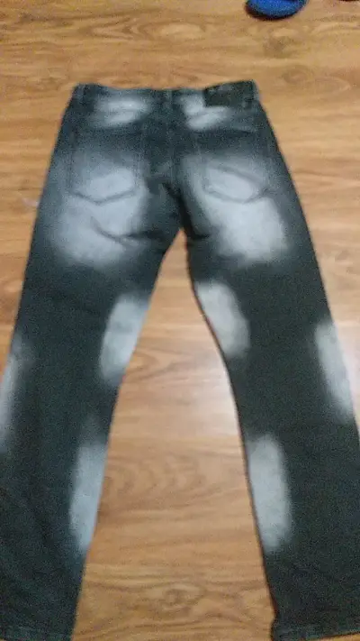 Jeans desgastados para hombre estilo moderno - miniatura 2