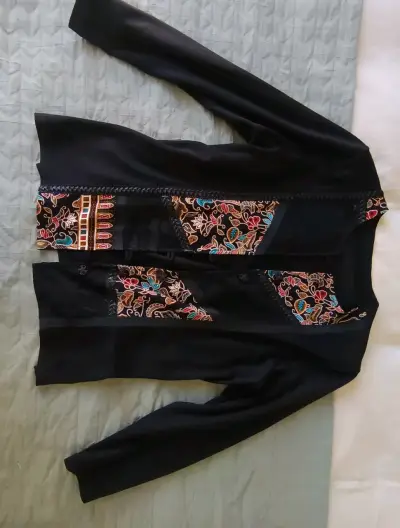 Chaqueta negra con diseño étnico para mujer - miniatura 2