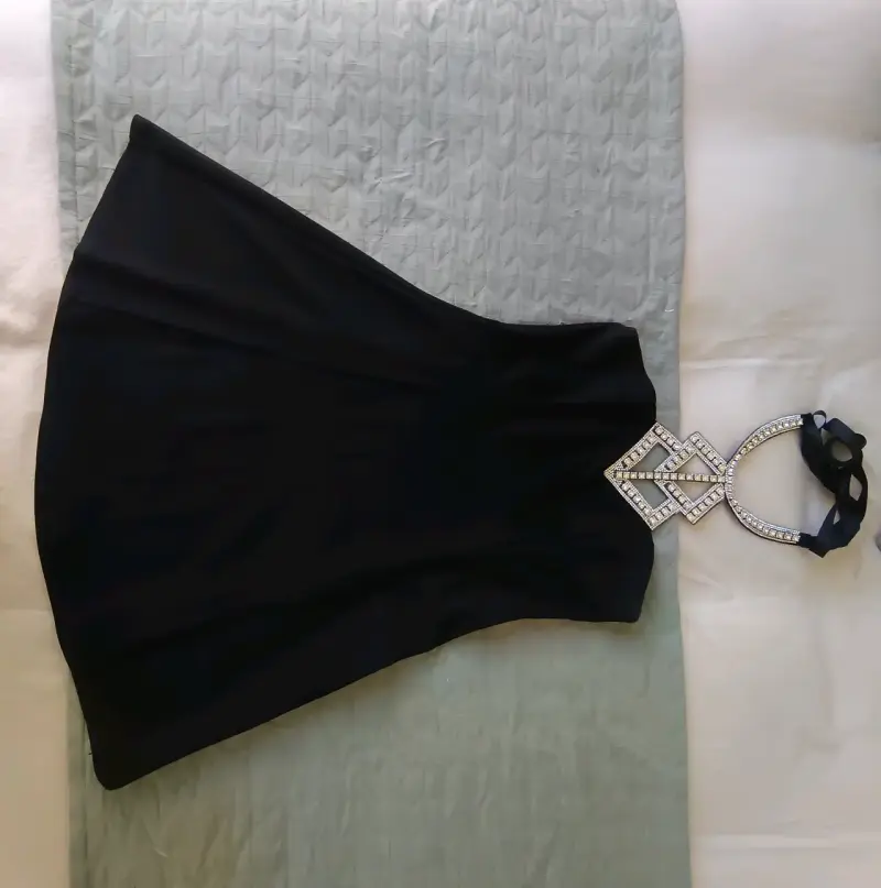 Vestido negro corto elegante con collar - 3
