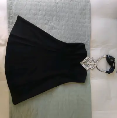 Vestido negro corto elegante con collar - miniatura 3