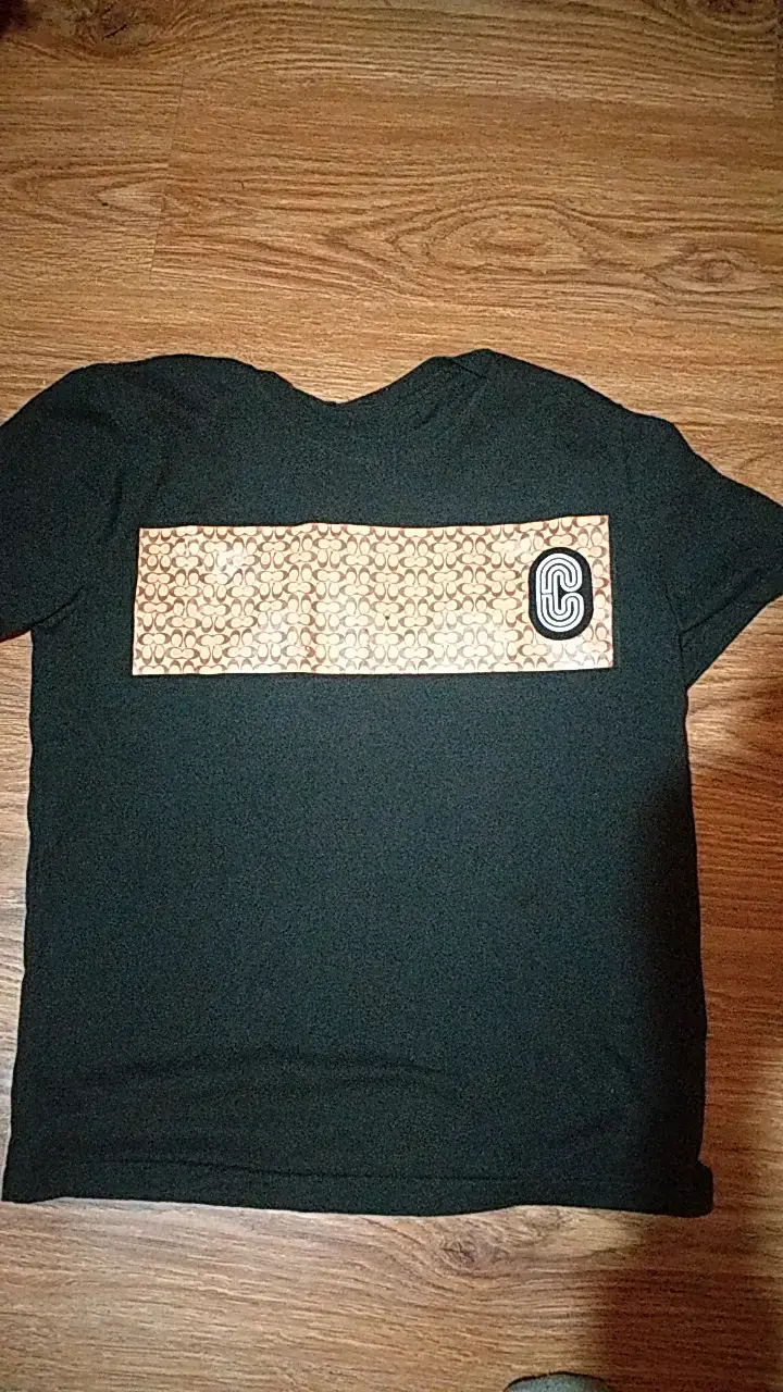 Polera negra con diseño estampado