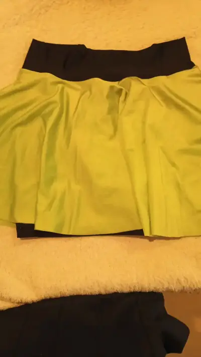 Falda corta verde con shorts integrados - miniatura 1