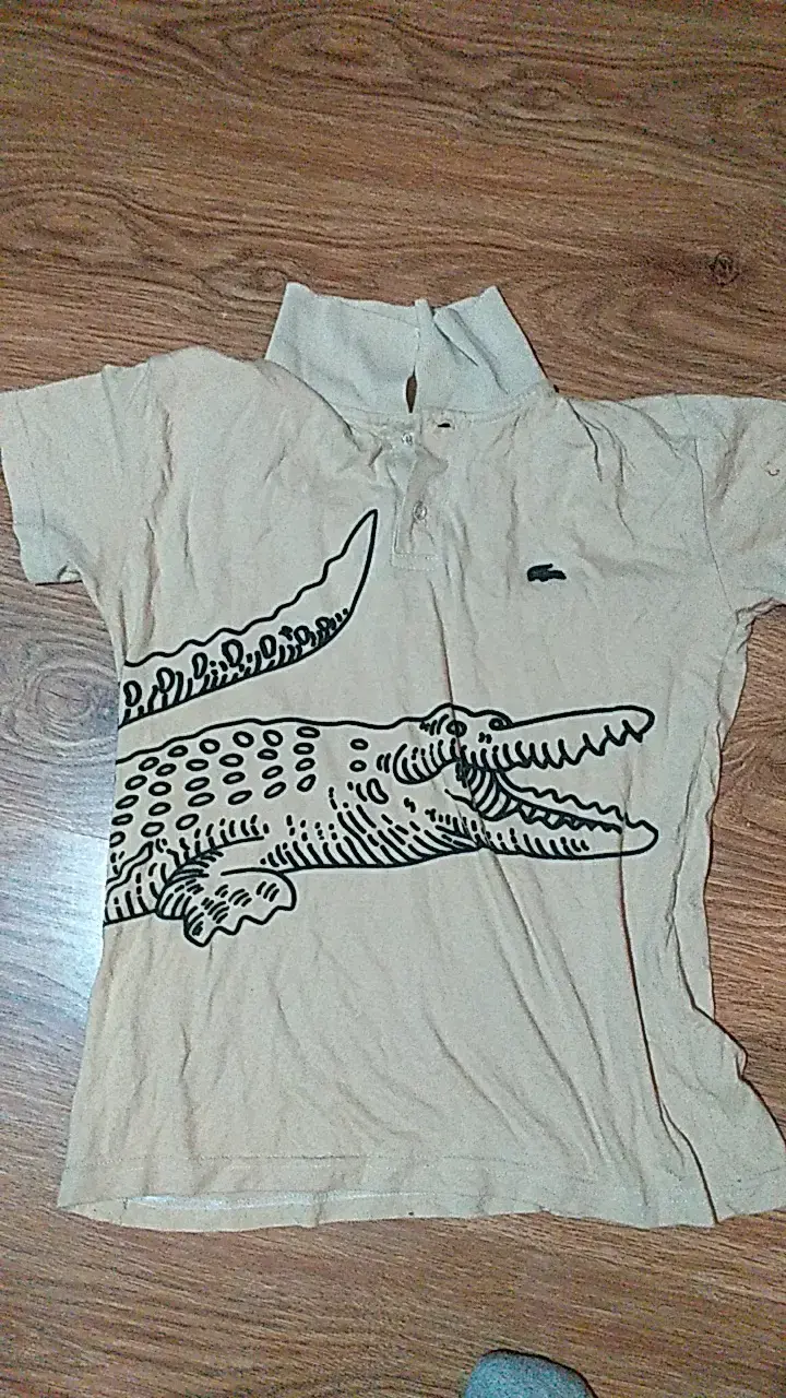 Polera beige con diseño de cocodrilo