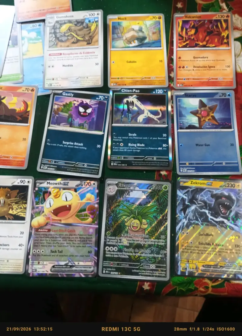 Colección de cartas Pokémon variadas