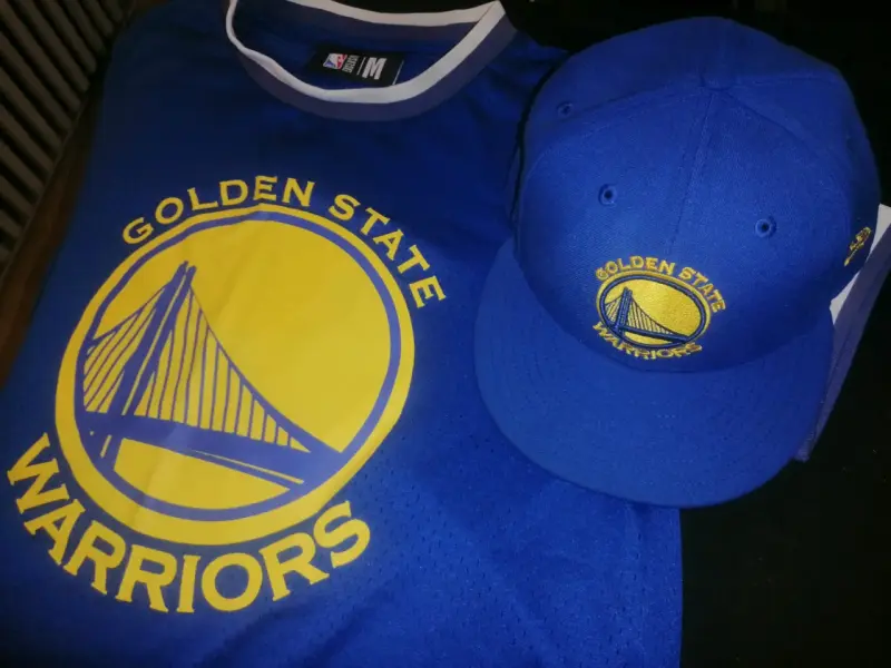 Polera y gorra Golden State Warriors azul - 1