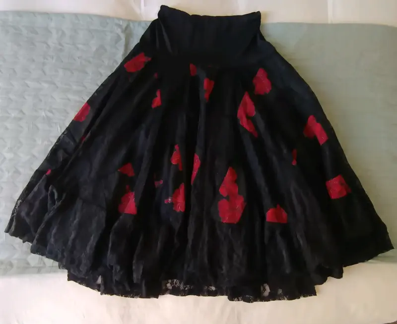 Falda larga negra con encaje floral rojo - 2