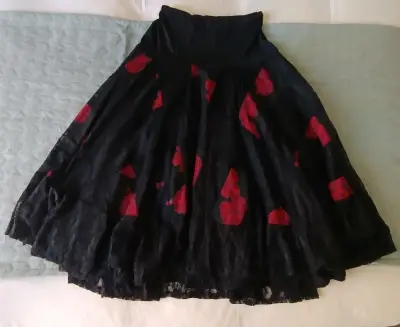 Falda larga negra con encaje floral rojo - miniatura 2