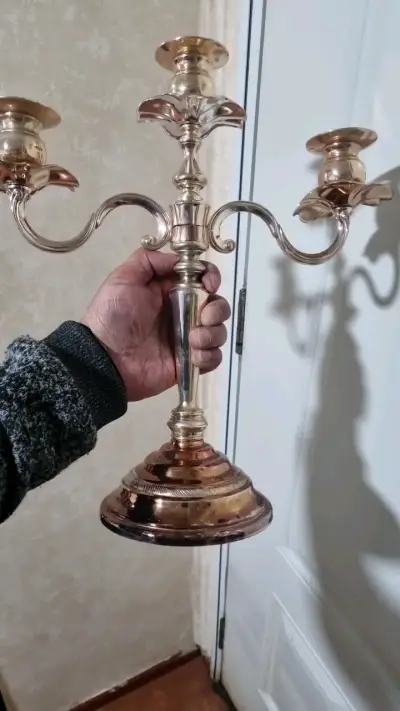 Candelabro de metal dorado vintage - miniatura 1