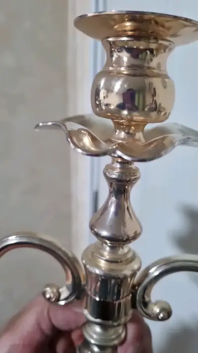 Candelabro de metal dorado vintage - miniatura 3
