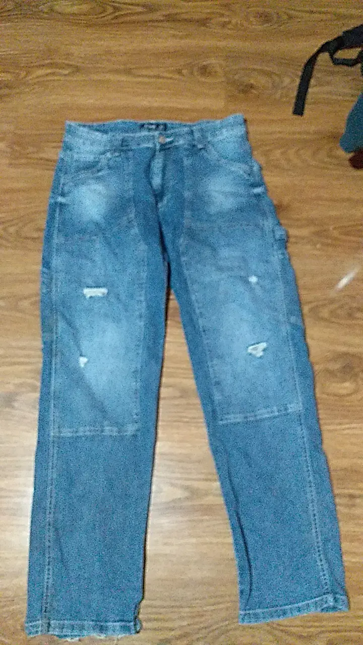 Jeans de mezclilla azul con diseño desgastado - 1