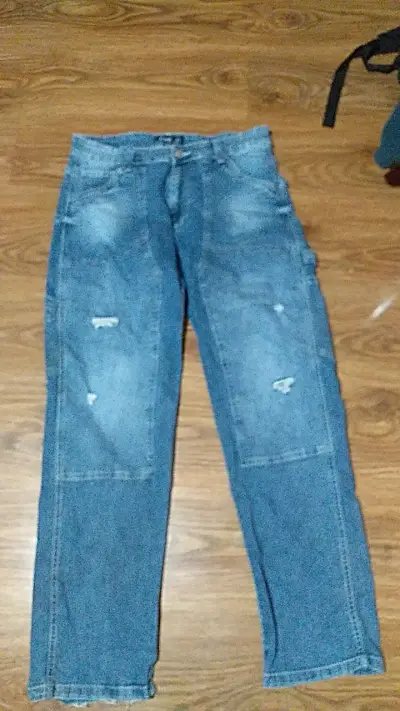 Jeans de mezclilla azul con diseño desgastado - miniatura 1