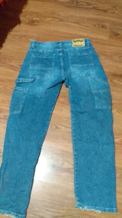 Jeans de mezclilla azul con diseño desgastado - miniatura 2