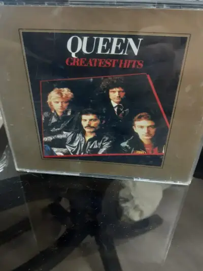 CD Queen Greatest Hits en buen estado - miniatura 1