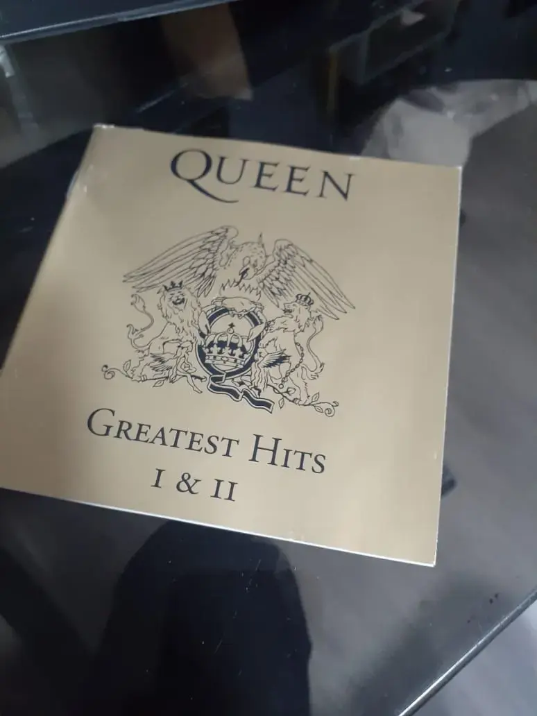 CD Queen Greatest Hits en buen estado - 3