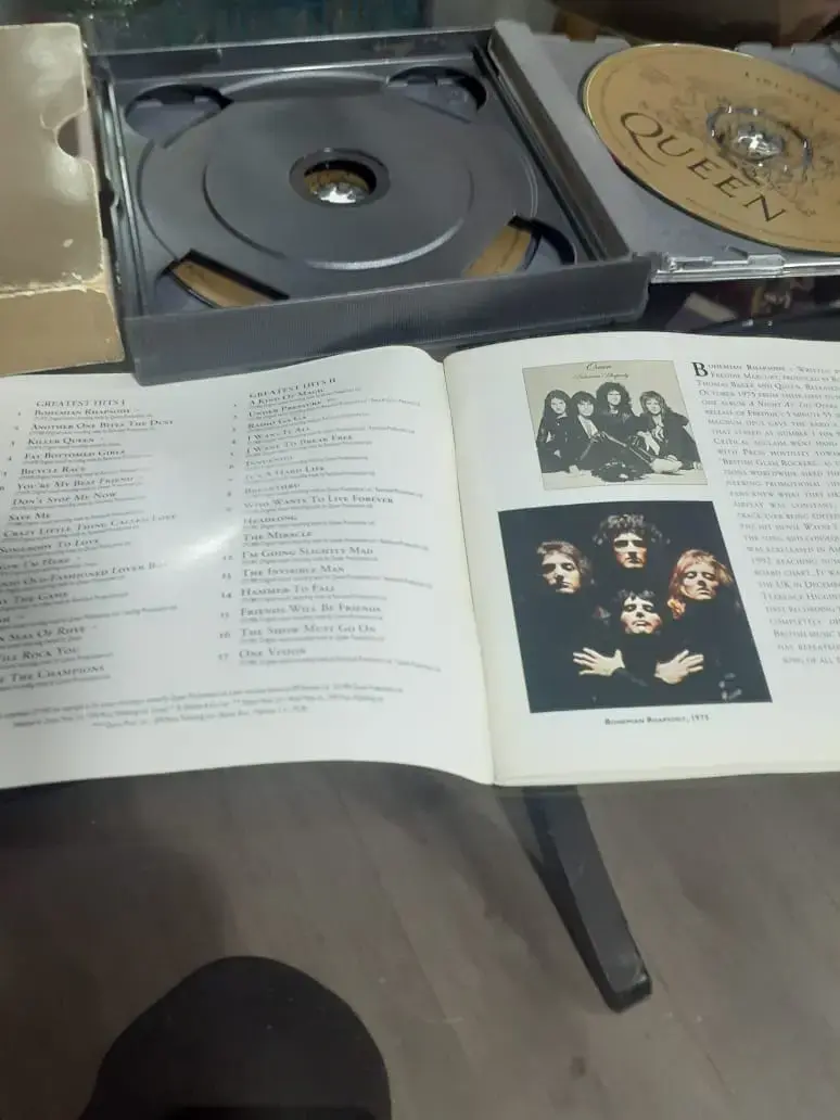 CD Queen Greatest Hits en buen estado - 5