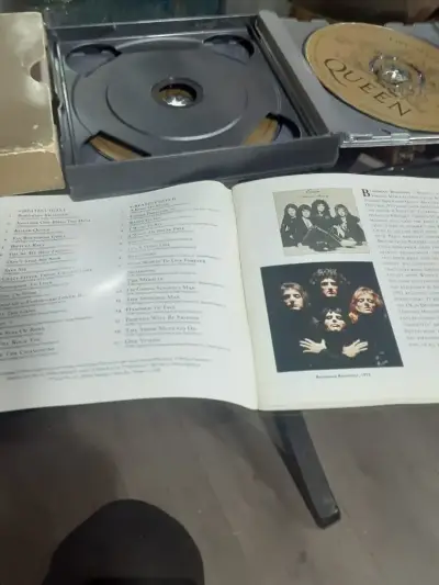 CD Queen Greatest Hits en buen estado - miniatura 5